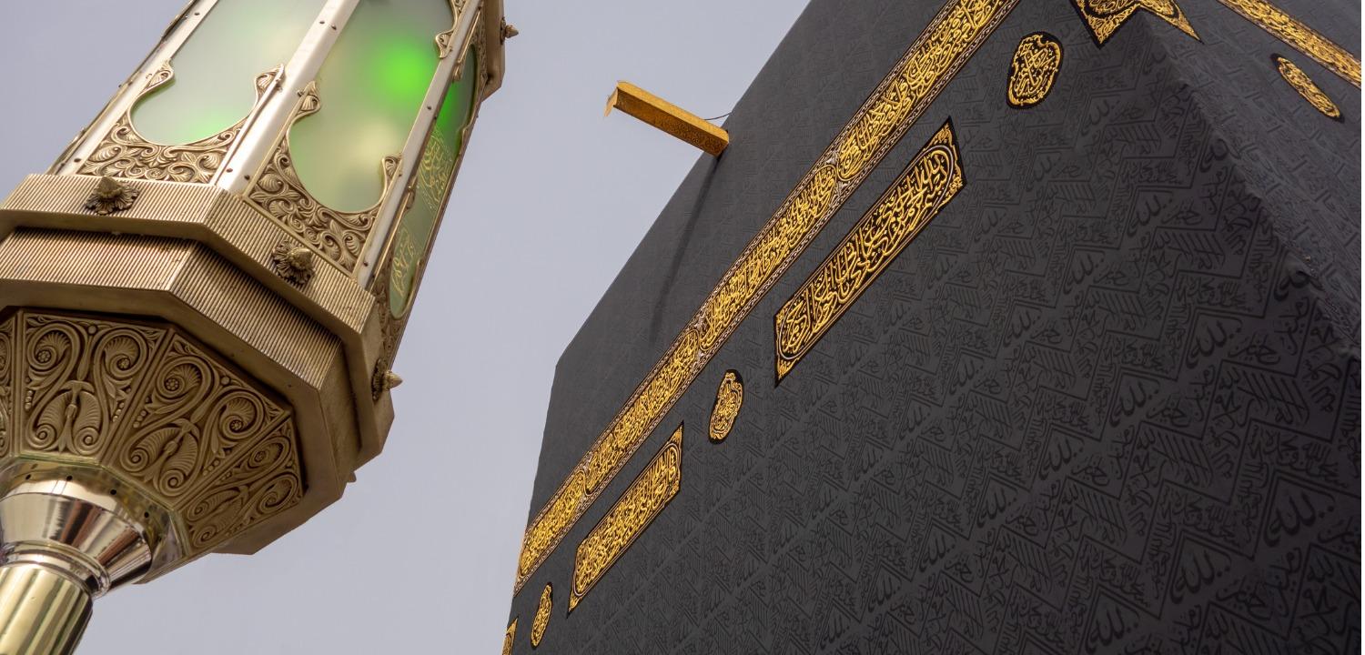 Laterne vor der Kaaba mit goldbestickter Kiswa