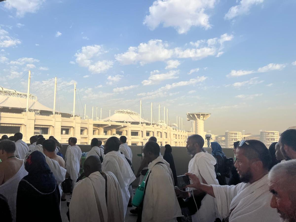 Pilger im Ihram auf dem Weg in Mina